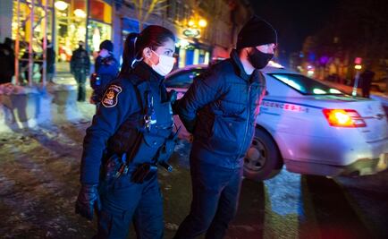 Para evadir toque de queda, canadiense saca a pasear con correa... a un hombre