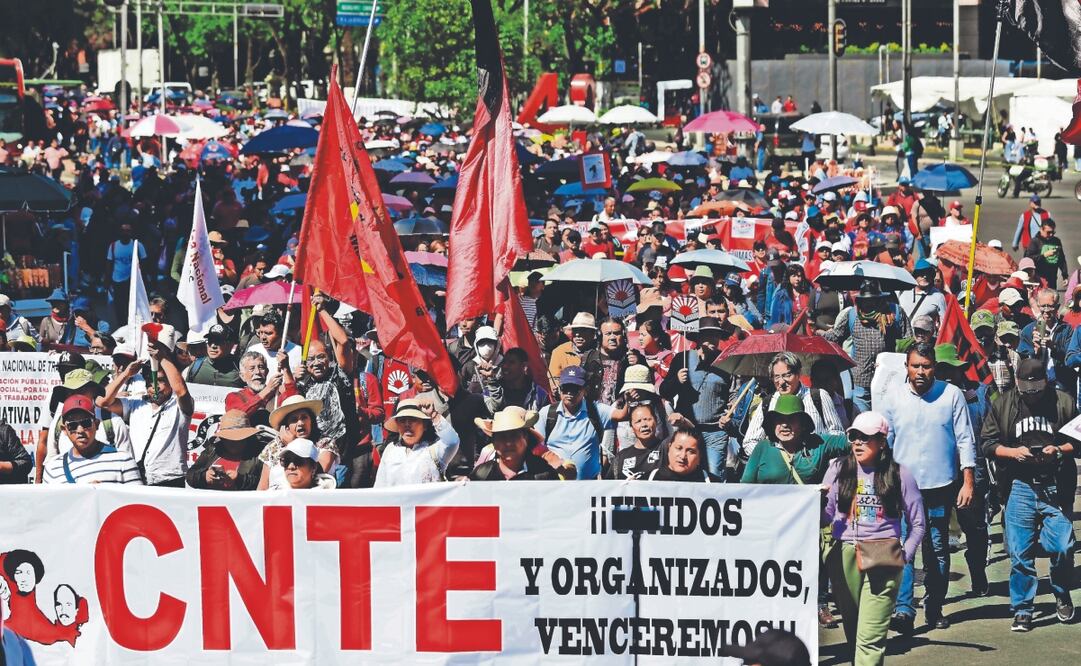 La Coordinadora Nacional de Trabajadores de la Educación vuelve este día a las calles con una marcha y un plantón en el Zócalo para exigir el cumplimiento de sus demandas laborales. Archivo El Universal