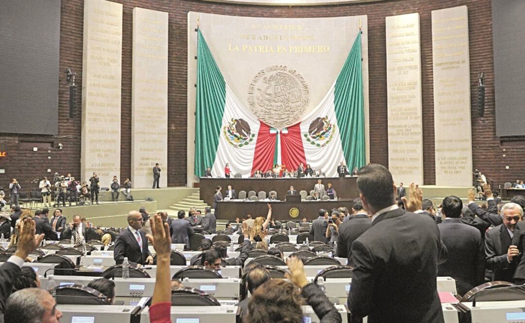 Javier Bolaños, presidente de la Cámara de Diputado, solicitó el minuto de aplausos en memoria de Juan Gabriel (Foto: Archivo/El Universal)