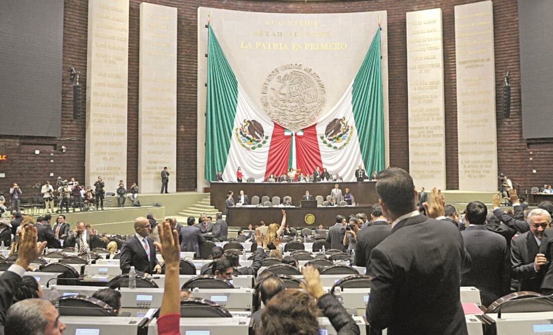 Javier Bolaños, presidente de la Cámara de Diputado, solicitó el minuto de aplausos en memoria de Juan Gabriel (Foto: Archivo/El Universal)