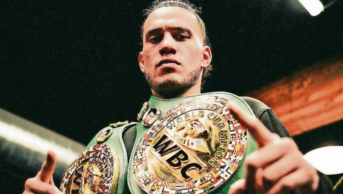 El pequeño boxeador ya es parte del equipo de David Benavidez. Foto: Especial