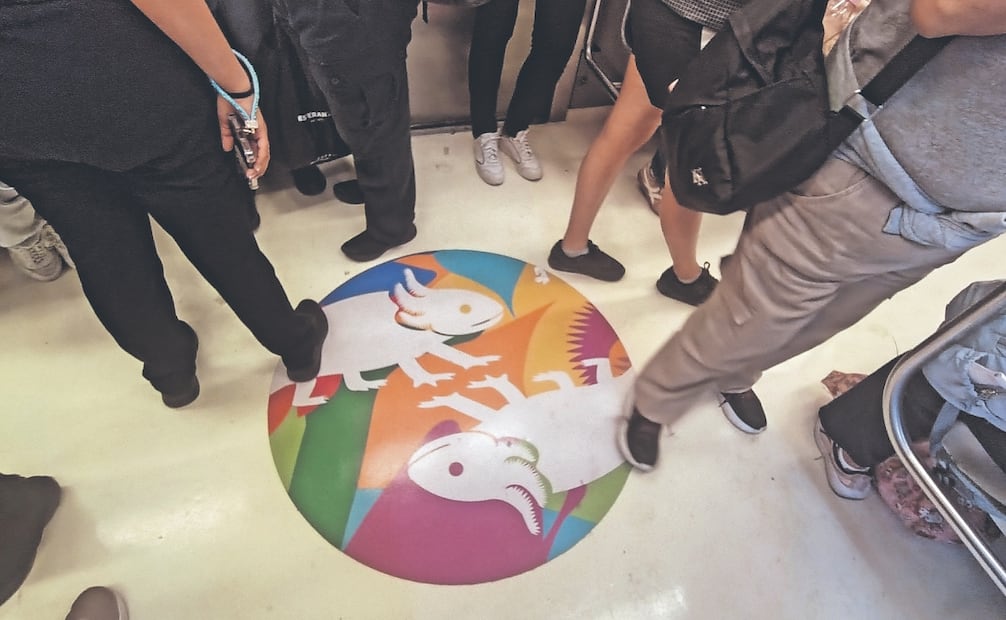 En el piso de los vagones de la Línea 2 del Metro se colocaron figuras de ajolotes y flores.  Foto: Arantxa Meave/ EL UNIVERSAL