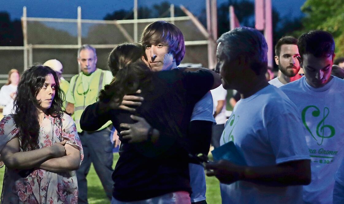 Marcus, el hermano mayor de la cantante, estuvo presente en la vigilia (AP)