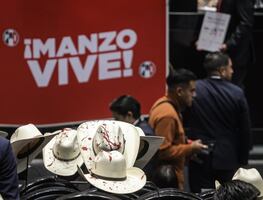 Con sombreros “ensangrentados” y veladoras, diputados del PAN y PRI recuerdan a Carlos Manzo; guardan minuto de silencio