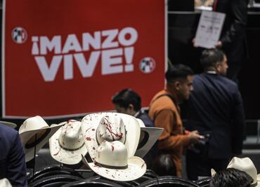 Con sombreros “ensangrentados” y veladoras, diputados del PAN y PRI recuerdan a Carlos Manzo; guardan minuto de silencio