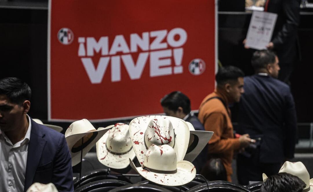 Sombreros ensangrentados en San Lázaro por el asesinato de Carlos Manzo, alcalde de Uruapan, Michoacán. Foto: Gabriel Pano / EL UNIVERSAL