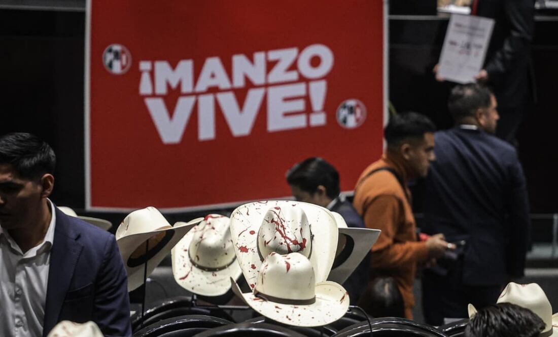 Sombreros ensangrentados en San Lázaro por el asesinato de Carlos Manzo, alcalde de Uruapan, Michoacán. Foto: Gabriel Pano / EL UNIVERSAL