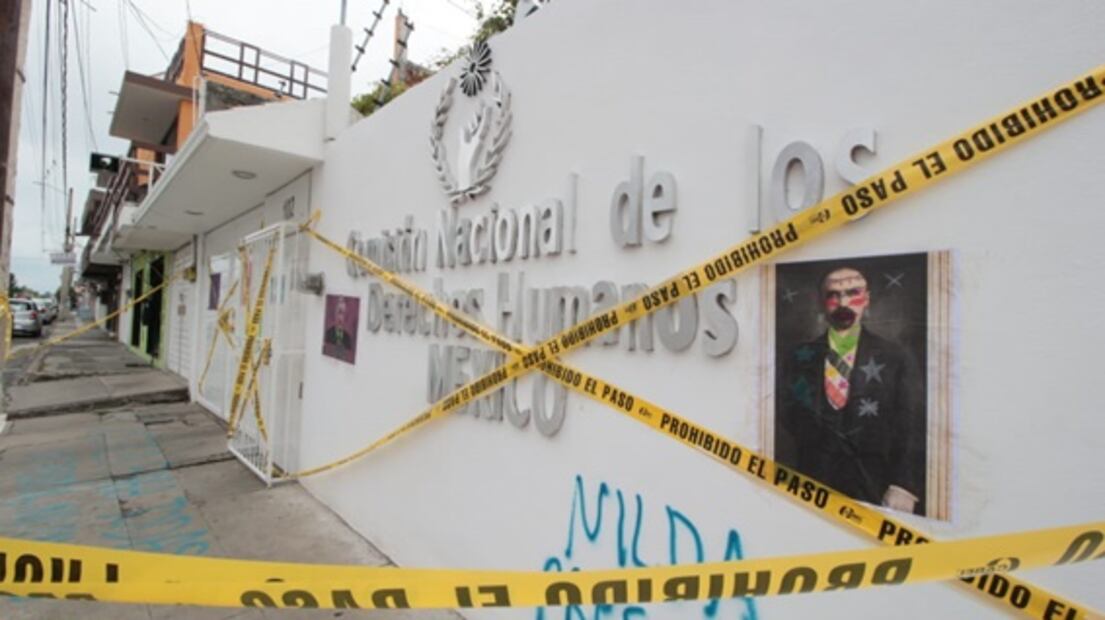 En Morelia también se manifiestan en sede de CNDH; hacen pintas a imagen de Madero