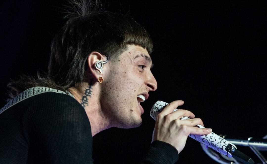 Su álbum "Génesis" rompió récords de reproducción y le valió su primer Grammy al Mejor Álbum de Música Mexicana en 2024.