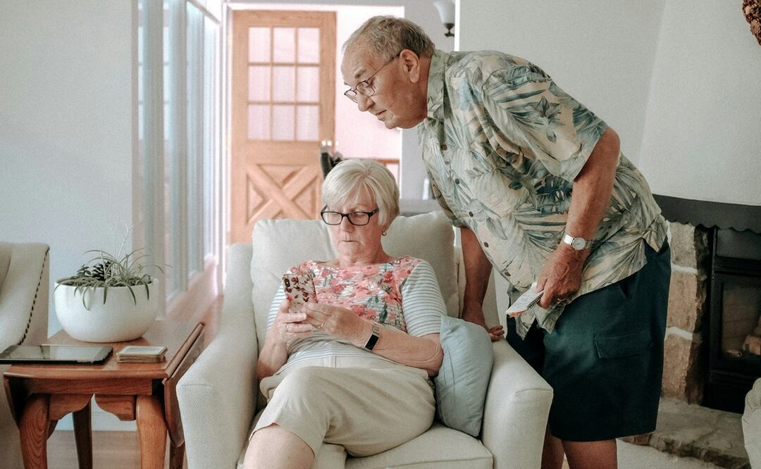 Cómo proteger a los adultos mayores de fraudes en línea. Imagen: Unsplash