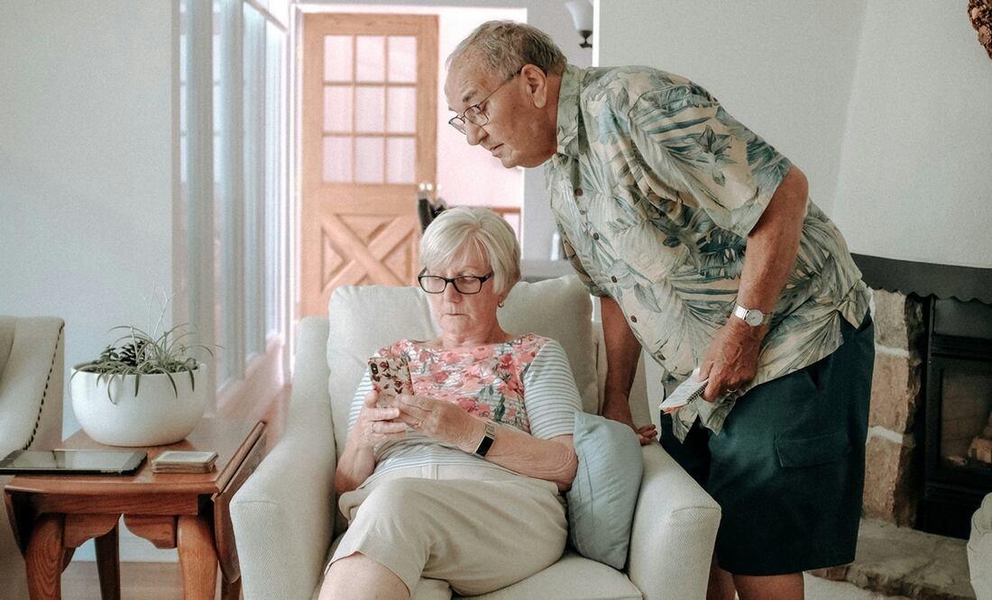 Cómo proteger a los adultos mayores de fraudes en línea. Imagen: Unsplash