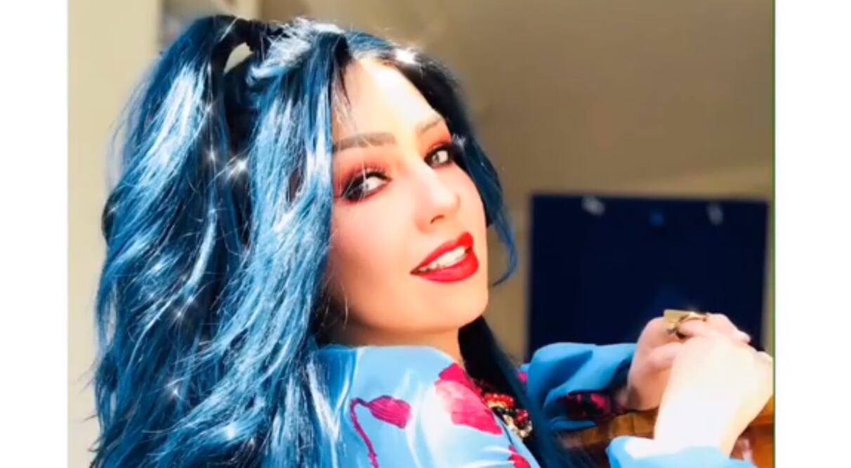 La esposa de Tommy Motola sorprendió con un tono de cabello azul rey y un maquillaje arriesgado. Foto: Cortesía