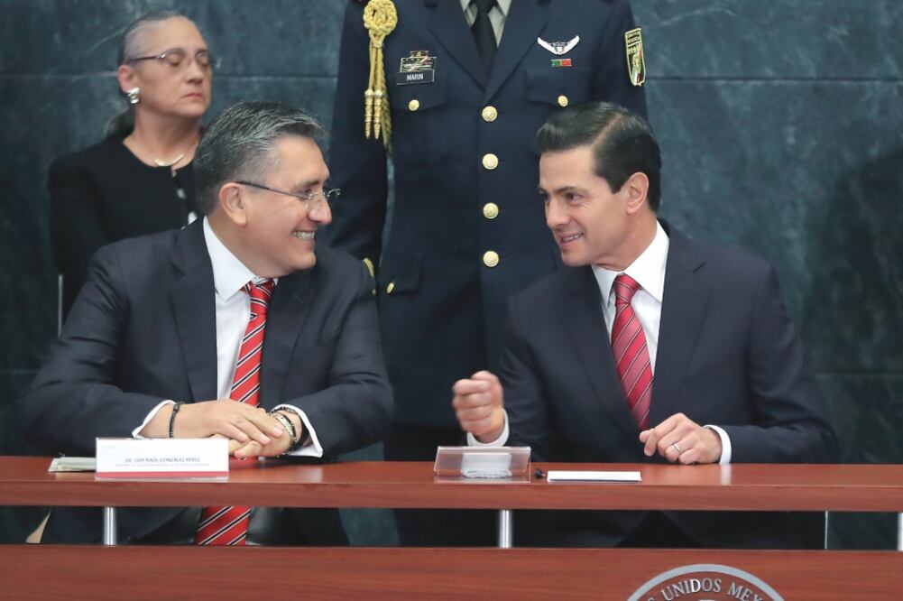 El titular de la CNDH, Luis Raúl González Pérez, entregó al presidente Enrique Peña Nieto el Informe Anual de Actividades 2017, en una reunión en Los Pinos. Foto: LUCÍA GODÍNEZ. EL UNIVERSAL