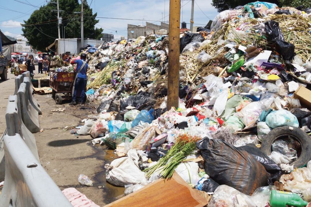 Tras el cierre del tiradero en Zaachila, los desechos se acumularon en las cal les de la capital oaxaqueña, hecho que el gobierno trata de remediar (EDWIN HERNÁNDEZ. EL UNIVERSAL)