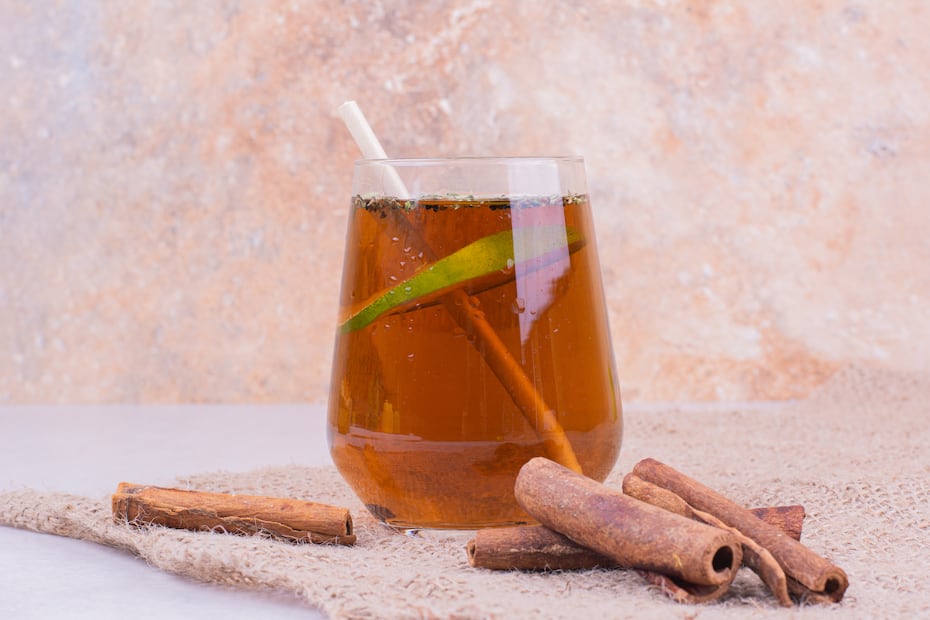La canela es una de las especias más usadas en infusiones y remedios caseros. Foto: Freepik