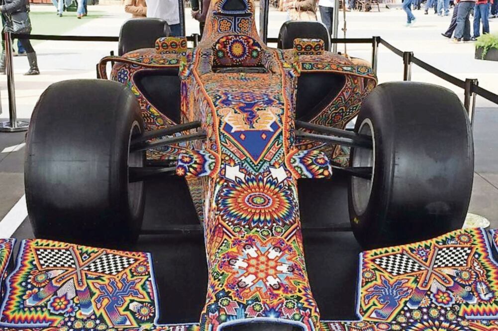 El colorido típico de algunas artesanías lució en un bólido de exhibición. (FOTO: ALEJANDRO RODRÍGUEZ. EL UNIVERSAL)