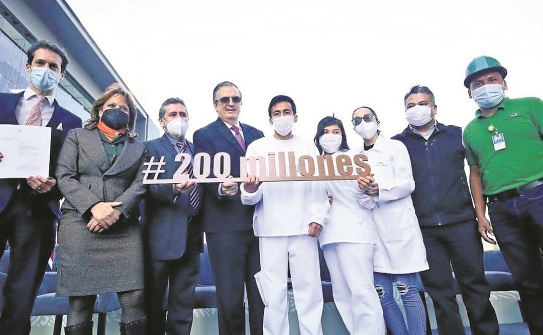 El canciller Marcelo Ebrard (centro) celebró ayer un año desde que llegaron las primeras dosis de la vacuna Covid-19 a México. Foto: Tomada de Twitter