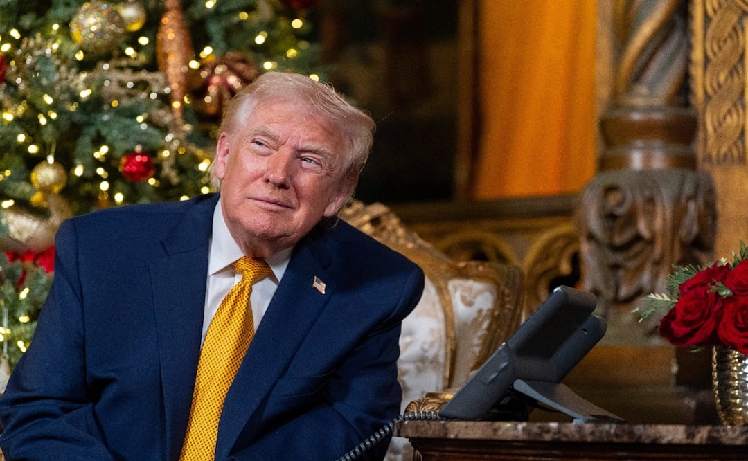 El presidente Donald Trump durante una llamada del Comando de Defensa Aeroespacial de América del Norte (Norad), en su club de Mar-a-Lago, este 24 de diciembre. Foto: AP