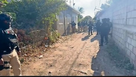 Atacan a balazos a familia dentro de su casa