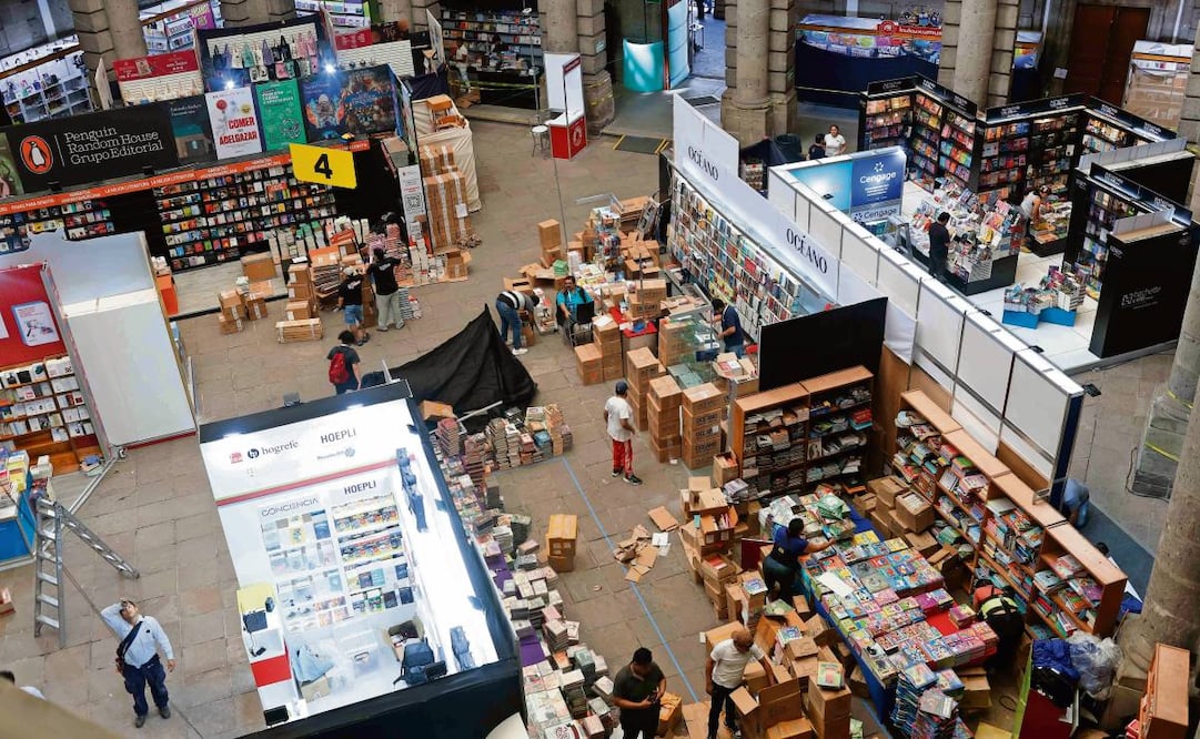 Decenas de trabajadores laboraban ayer en el montaje de la Feria Internacional del Libro del Palacio de Minería, que inicia una nueva era con una nueva directora. Foto: Diego Simón Sánchez / EL UNIVERSAL