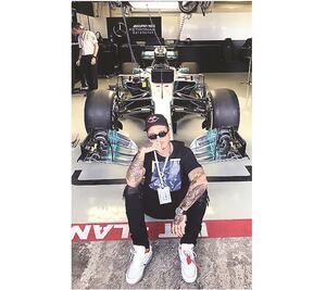 J Balvin se pasea en la Fórmula 1