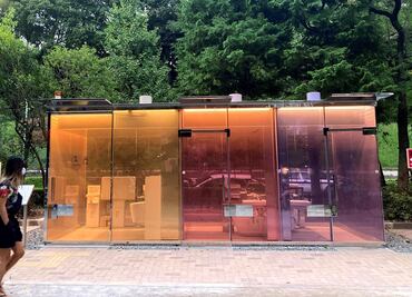 Premio Pritzker vuelve transparentes baños públicos en Tokio