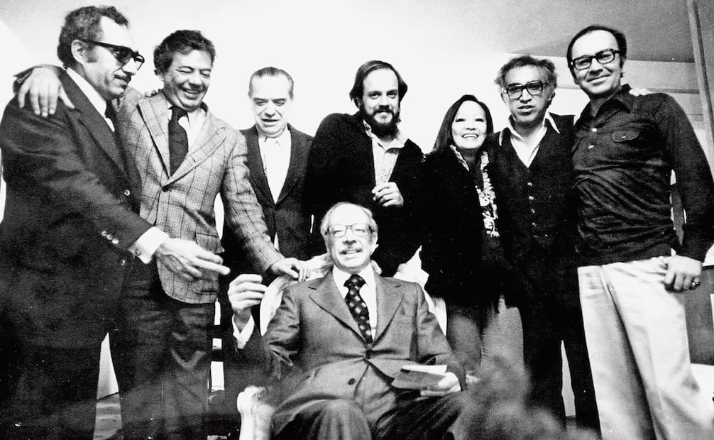 Manuel Buendía, Manuel Becerra Acosta, Francisco Martínez de la Vega, Cassio Luiselli, Margo Su, Carlos Monsiváis, Iván Restrepo y Fernando Benítez durante una comida con motivo del Premio Nacional de Periodismo a Fernando Benítez, 1978.
Colección Iván Restrepo.