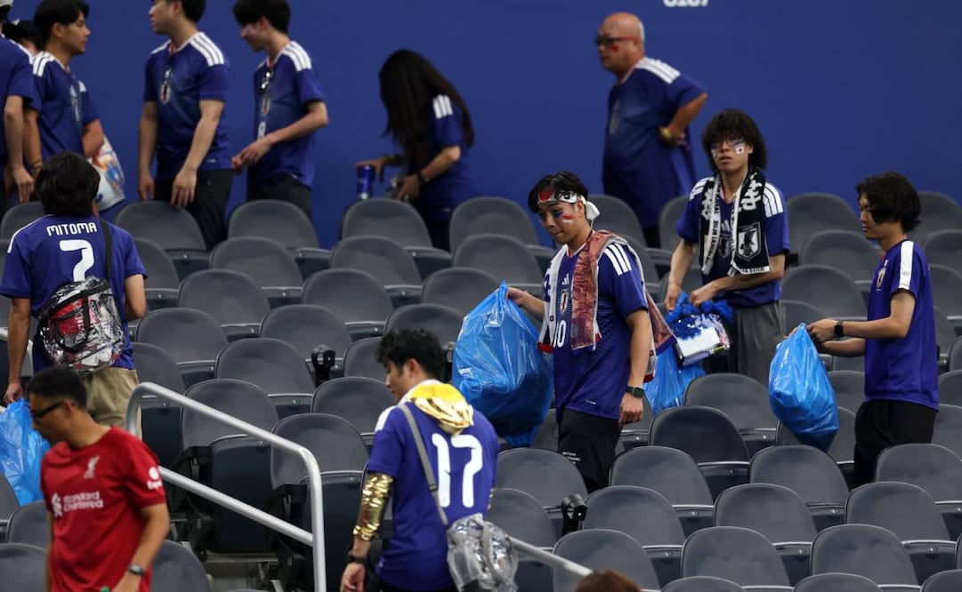 Los aficionados de Japón suelen ser virales por recoger la basura al terminar los partidos / Foto: Especiales