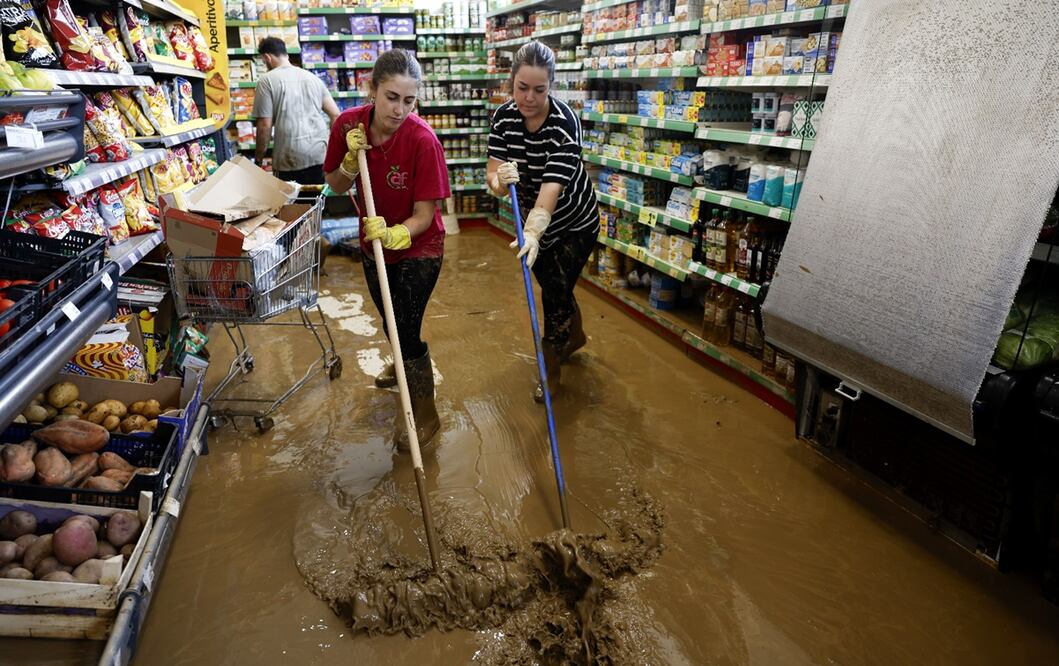 Mujeres realizan labores de limpieza en un supermercado inundado de la localidad malagueña de Benamargosa. Foto: EFE