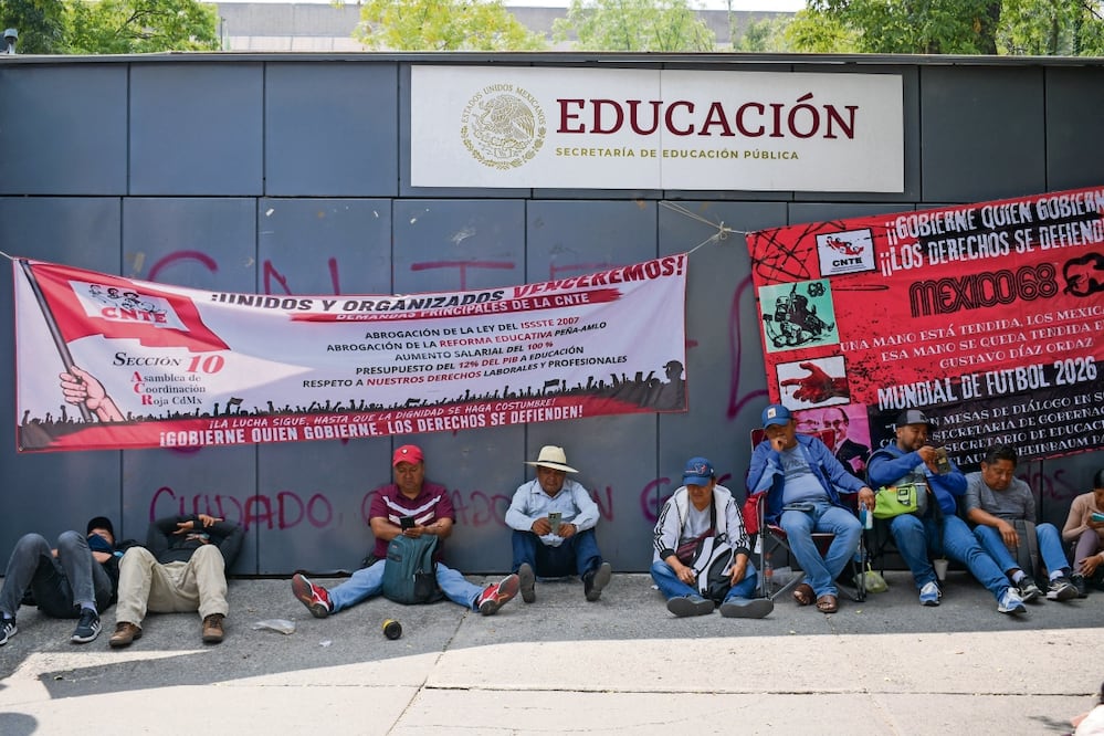 Maestros de la CNTE afuera de las oficinas de la SEP en avenida Universidad, a la altura del Metro Coyoacán. Foto: Santiago Cadena/ EL UNIVERSAL