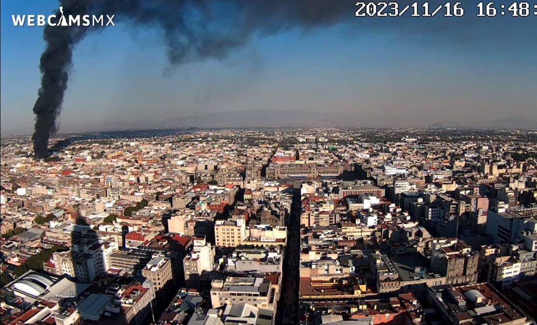 Elementos del Cuerpo de Bomberos y Emergencia laboran en el lugar para mitigar el fuego. Foto: Webcams/El Universal