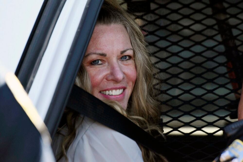 Lori Vallow Daybell sonríe sentada en un auto de la policía después de asistir a una audiencia en el juzgado del condado de Fremont en St. Anthony, Idaho, el 16 de agosto de 2022. Foto: AP