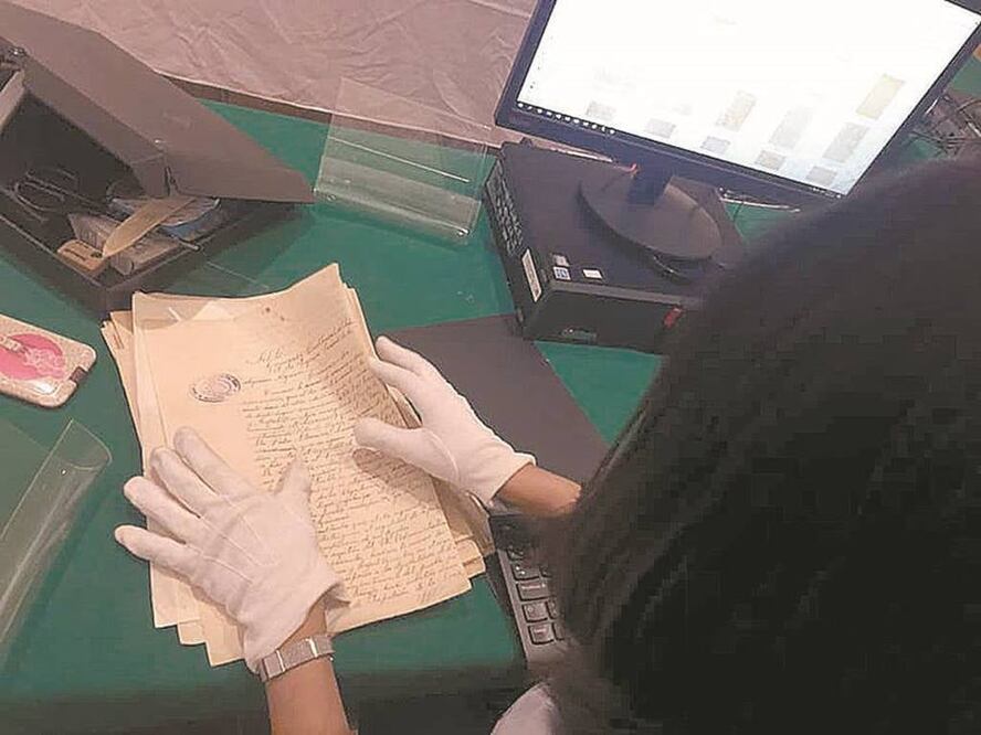 Personal del INEHRM trabaja en la digitalización del Archivo. Fotos/ESPECIALES