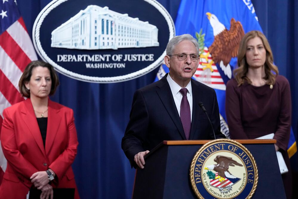 El fiscal general Merrick Garland durante una conferencia de prensa en el Departamento de Justicia en Washington, sobre la acción internacional de control del tráfico de drogas. La fiscal general adjunta Lisa Monaco, a la izquierda, y la administradora de la DEA, Anne Milgram, a la derecha. Foto: AP