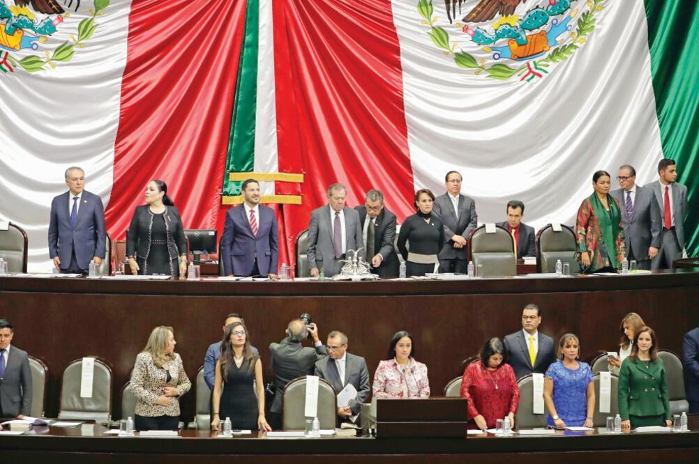 Desde la tribuna del Congreso, Porfirio Muñoz Ledo (centro, arriba), presidente de la Cámara de Diputados, tocó la campana para dar inicio a los trabajos de la 64 Legislatura con la presencia de las mesas directivas de ambas cámaras. Foto: LUIS CORTÉS.