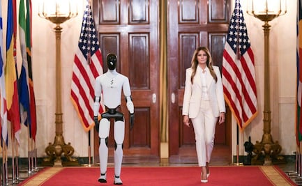 VIDEO: Melania Trump aparece en cumbre sobre tecnología acompañada por un robot humanoide; "como líderes, avanzamos"