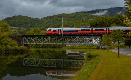 Pasajero sobrevive colgado de un tren de alta velocidad en Viena; salió a fumar un cigarrillo