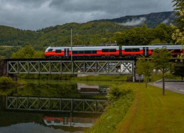 Pasajero sobrevive colgado de un tren de alta velocidad en Viena; salió a fumar un cigarrillo