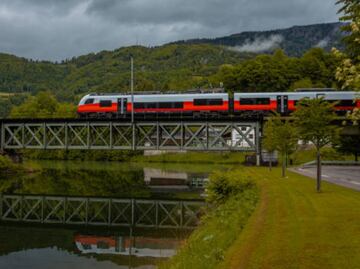 Pasajero sobrevive colgado de un tren de alta velocidad en Viena; salió a fumar un cigarrillo