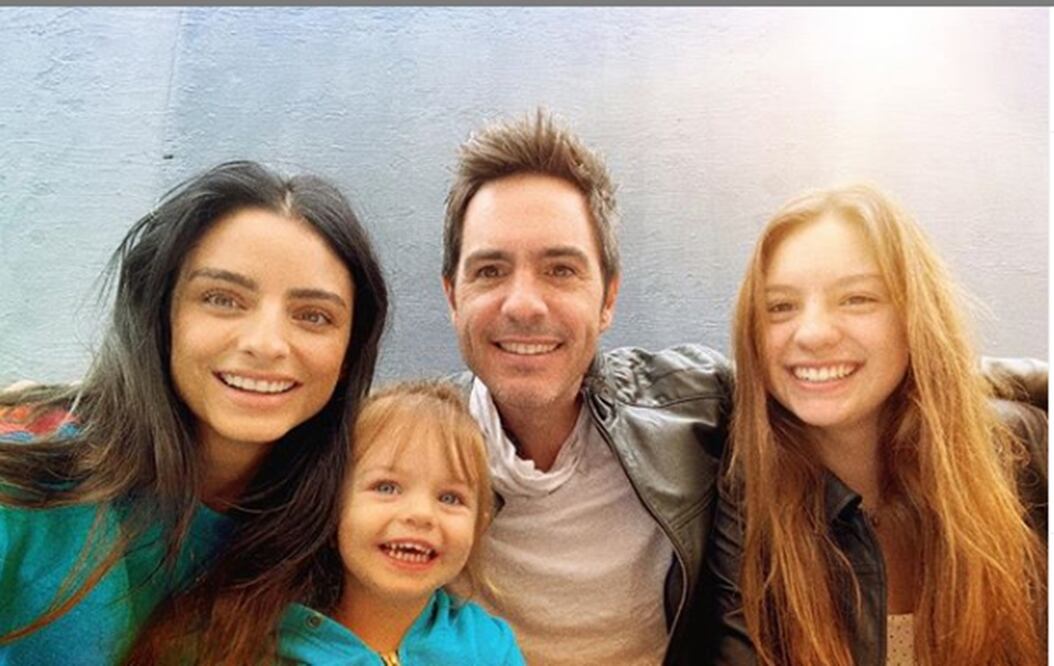 Aislinn Derbez, Mauricio Ochmann y familia. Foto: Captura