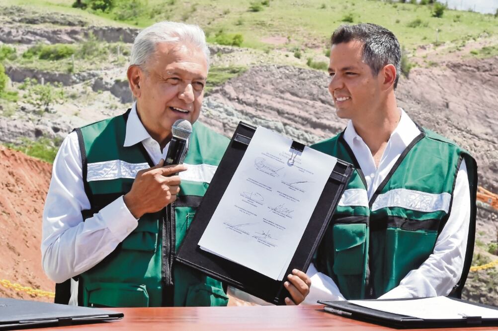 El Presidente y el gobernador Alejandro Murat realizaron un recorrido para supervisar las obras de la carretera Barranca Larga-Ventanilla. Foto/PRESIDENCIA