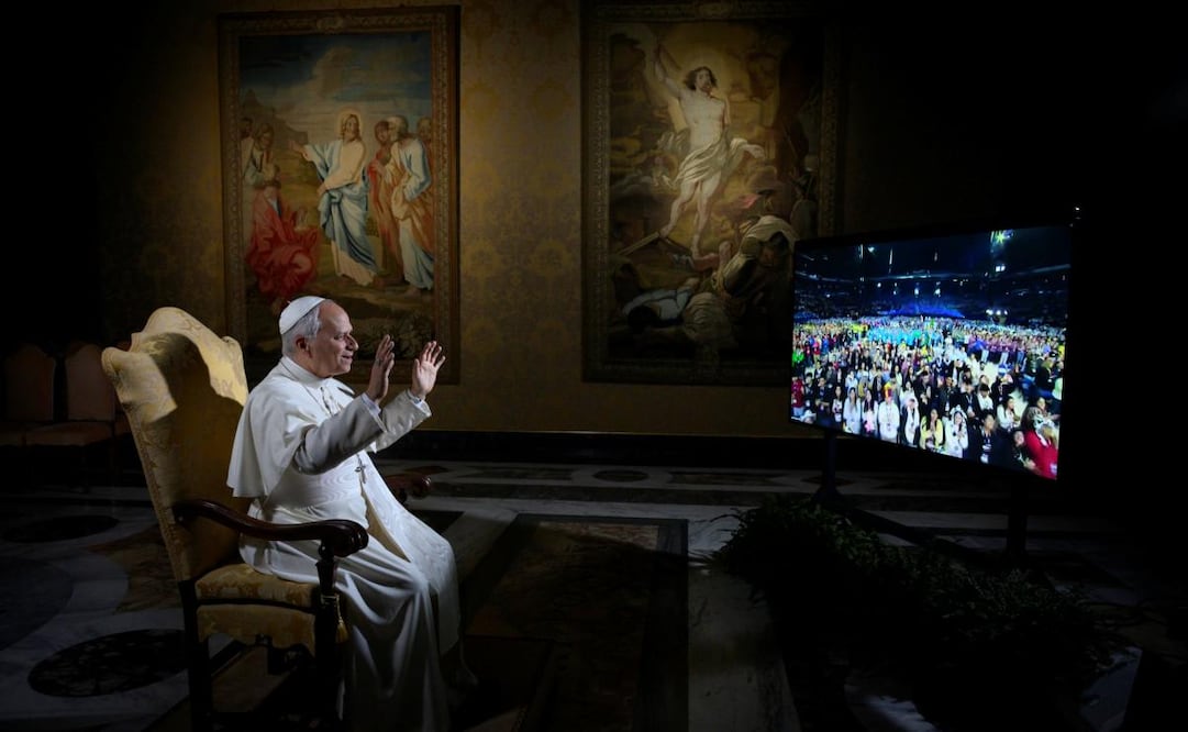 Fotografía distribuida por los medios del Vaticano muestra al Papa León XVI durante su "visita digital" a los Estados Unidos a través de un enlace de video con los jóvenes de la Conferencia Nacional de la Juventud Católica (NCYC), que se está celebrando actualmente en el Lucas Oil Stadium de Indianápolis, EE. UU., en la Ciudad del Vaticano, el 21 de noviembre de 2025. Foto: EFE