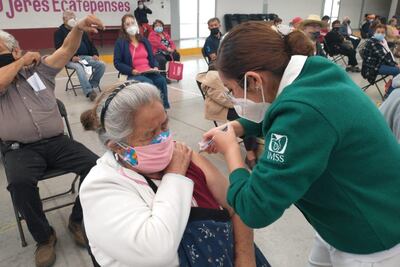Sin largas filas y mejor organización, así inició la aplicación de segunda dosis contra Covid-19 en Ecatepec
