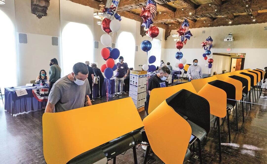 Ciudadanos votaron ayer, en Beverly Hills, en la consulta para decidir si destituir o no al gobernador Gavin Newsom. Foto: Ringo H.W. Chiu. AP