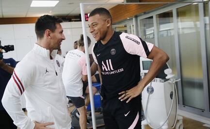 Mbappé le da la bienvenida a Messi al PSG, con caluroso abrazo
