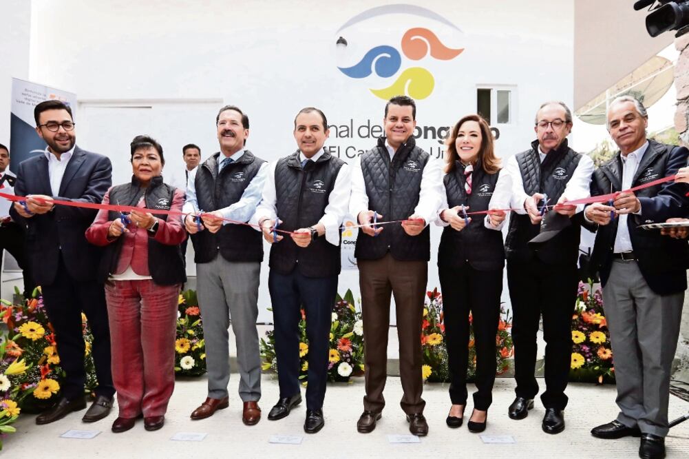 Senadores, diputados e invitados pusieron en marcha la torre de transmisiones en el cerro del Chiquihuite, en la delegación Gustavo A. Madero (ARIEL OJEDA. EL UNIVERSAL)