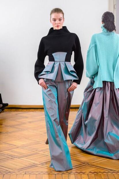 Tendencia holográfica, la obsesión de este otoño que arrasa en las pasarelas