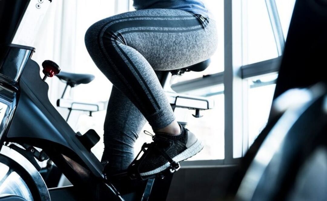 Bicicleta fija y masa muscular. Fuente: Freepik