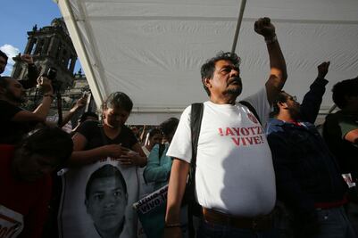 Padres de normalistas arriban al Zócalo para iniciar ayuno