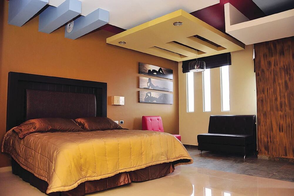 En su página de Facebook, el Hotel Doux ofrece imágenes de sus distintas habitaciones que van desde la sencilla, de 550 pesos la noche, a la VIP (ESPECIAL)